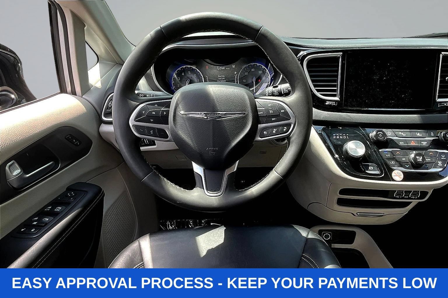 Used 2024 Chrysler Pacifica Touring-L FWD image 11