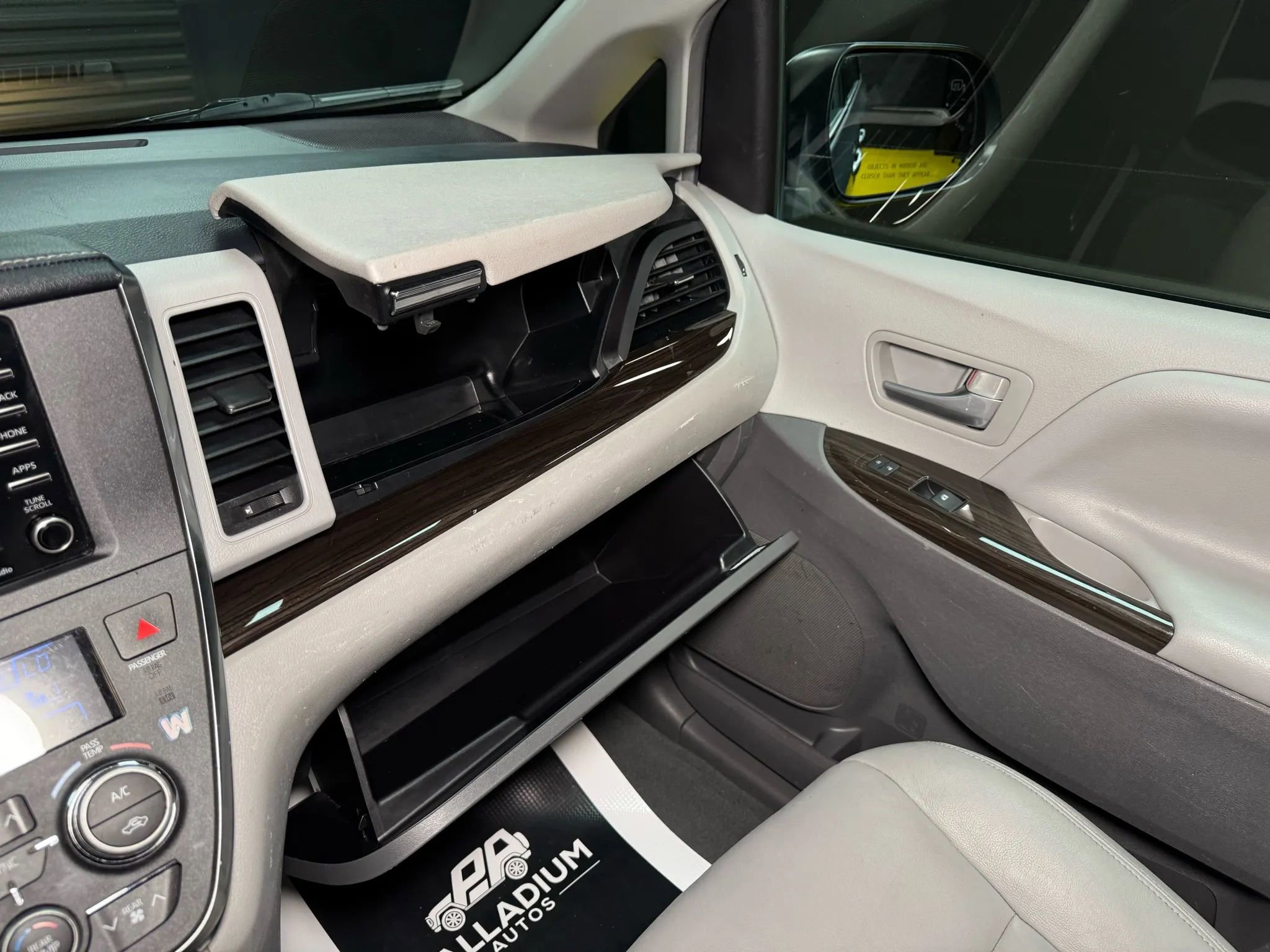 Used 2019 Toyota Sienna XLE FWD image 46