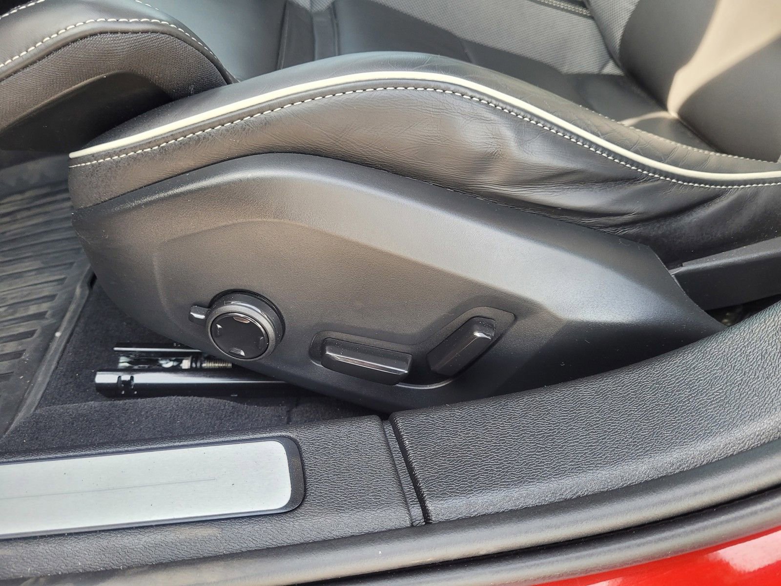 Certified 2024 Volvo S60 T8 Ultimate AWD/4WD image 10