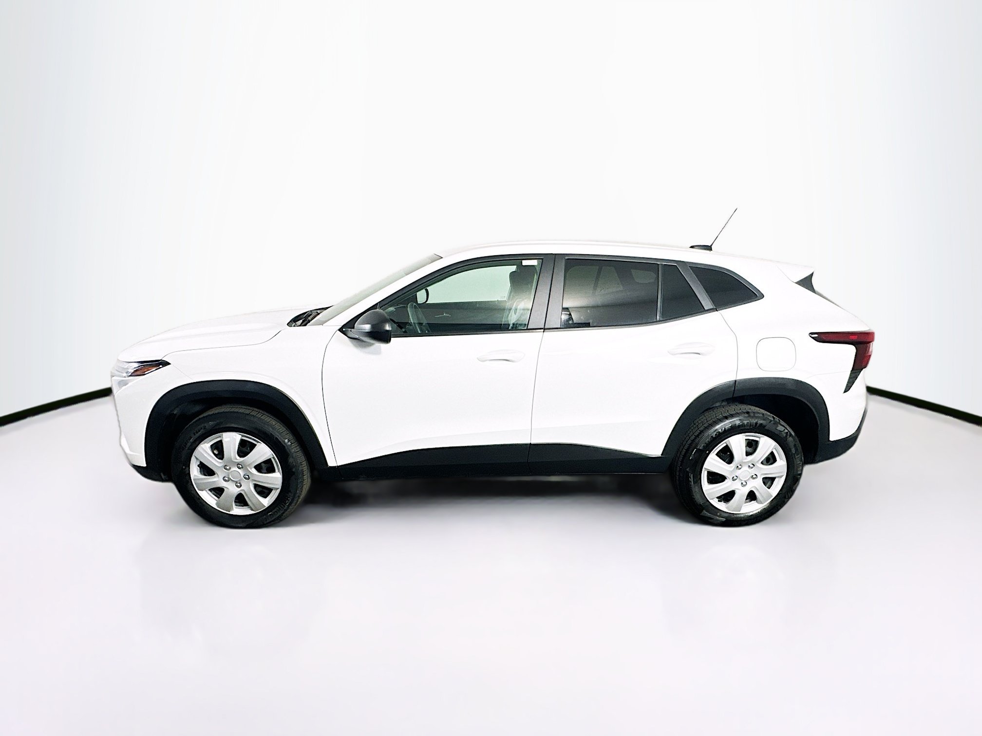 Used 2025 Chevrolet Trax LS FWD image 4