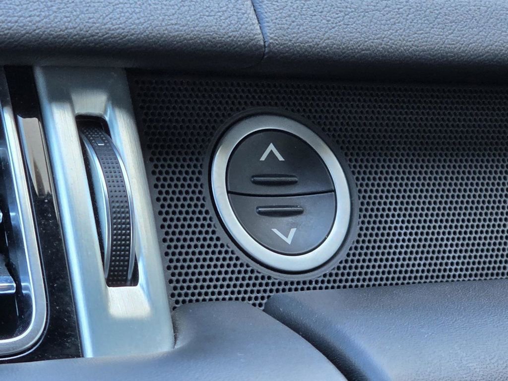 Used 2020 Land Rover Range Rover HSE image 25