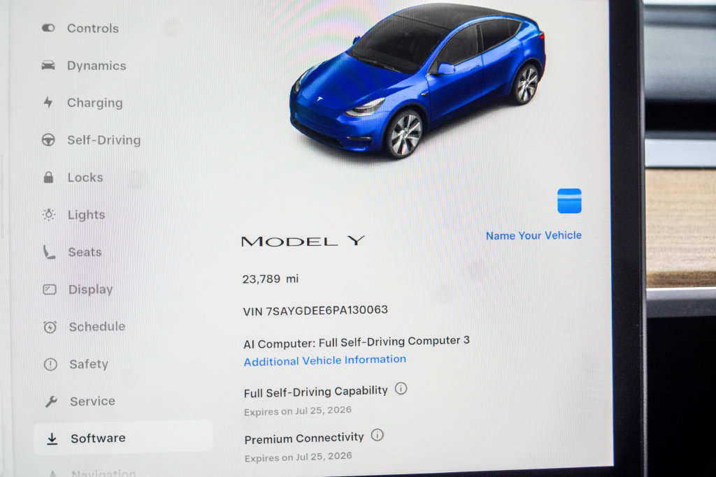 Used 2023 Tesla Model Y AWD image 31