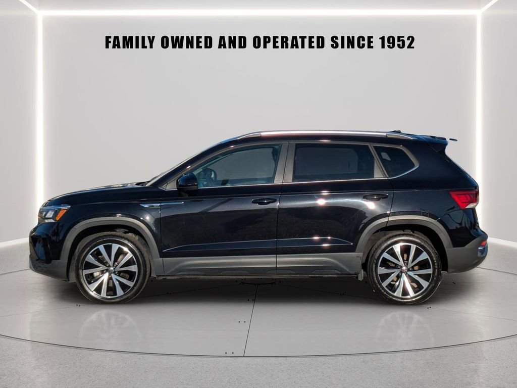 Certified 2023 Volkswagen Taos SE FWD image 3