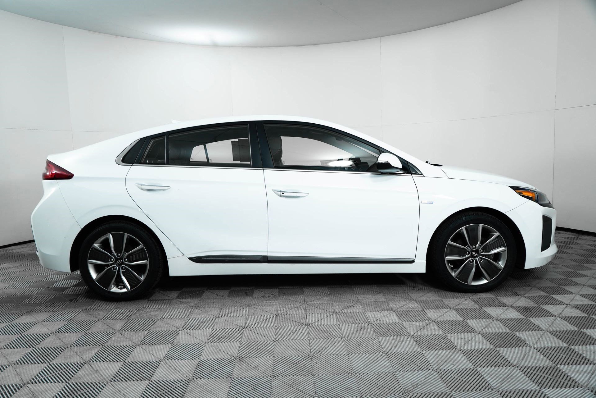 Used 2017 Hyundai Ioniq Limited image 8
