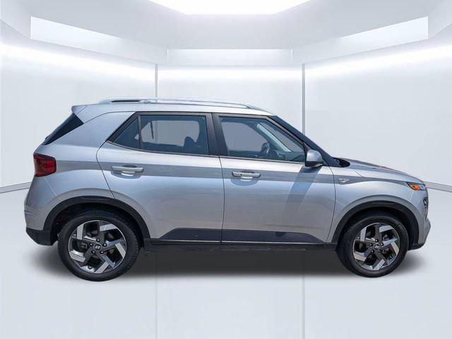 Used 2025 Hyundai Venue SEL FWD image 3