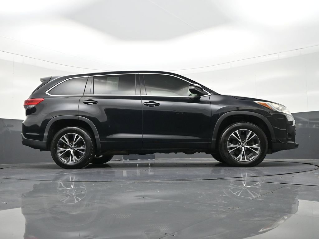 Used 2018 Toyota Highlander LE image 29