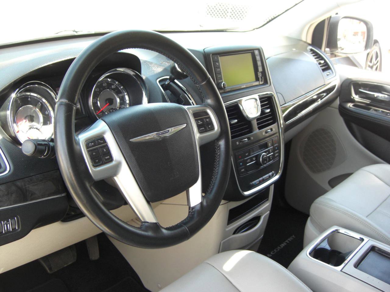 Used 2013 Chrysler Town & Country Touring FWD image 5