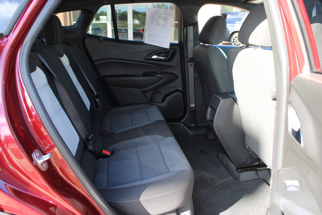 Certified 2024 Chevrolet Trax RS FWD image 29