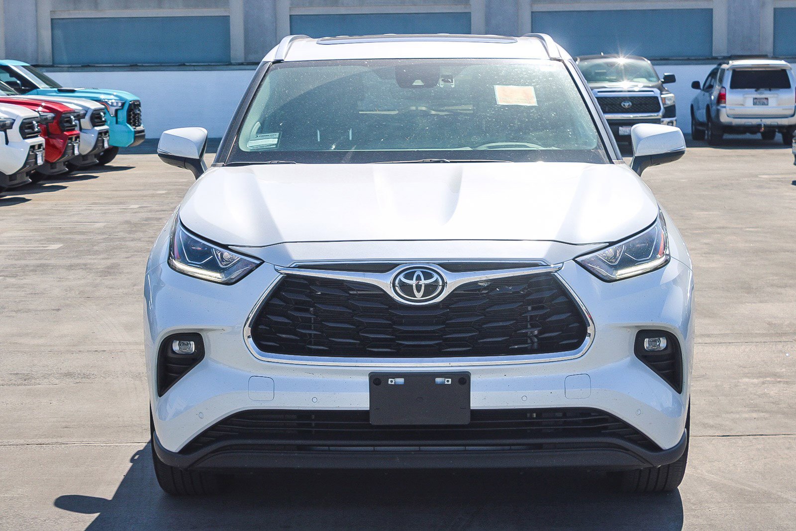 Used 2023 Toyota Highlander Limited FWD image 3