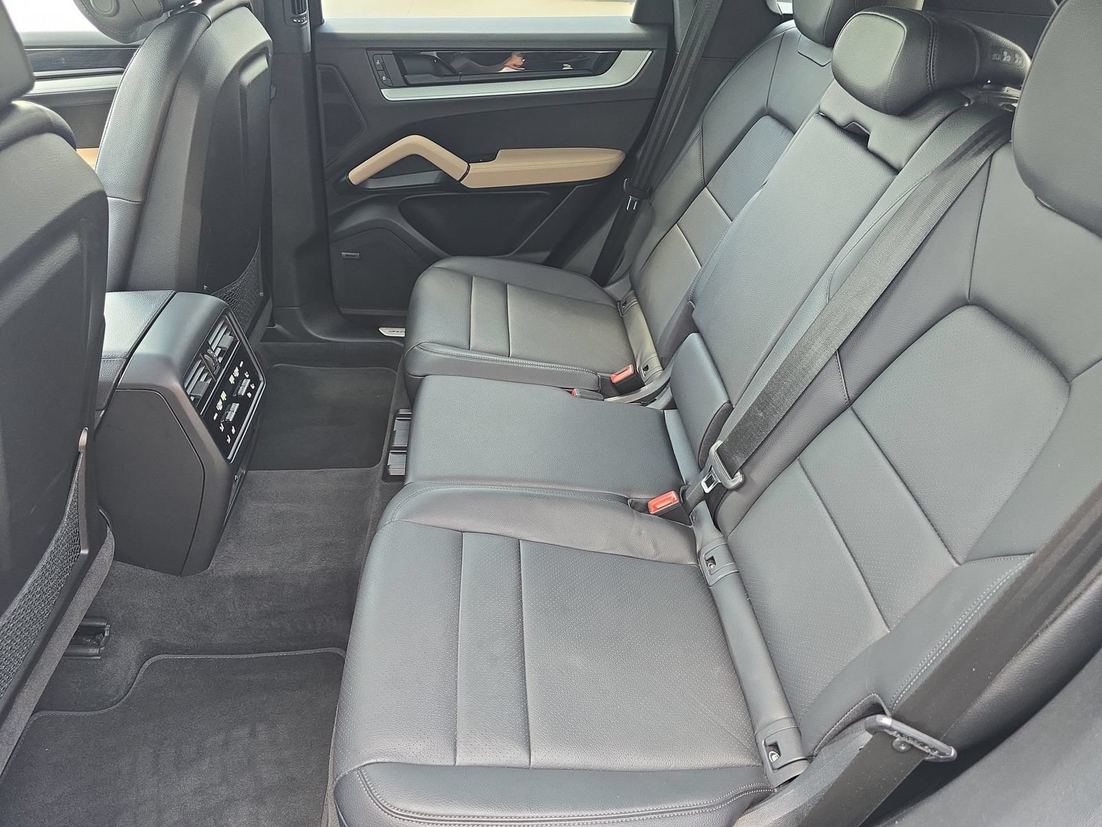 Used 2024 Porsche Cayenne AWD/4WD image 21