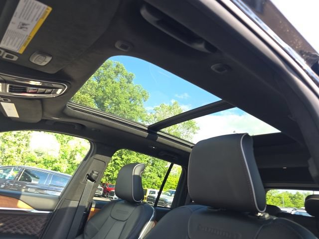Used 2025 Jeep Grand Cherokee Summit AWD/4WD image 11