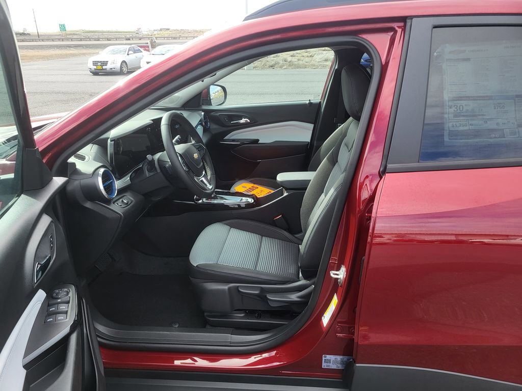 New 2025 Chevrolet Trax LT w/ Driver Confidence Package image 12