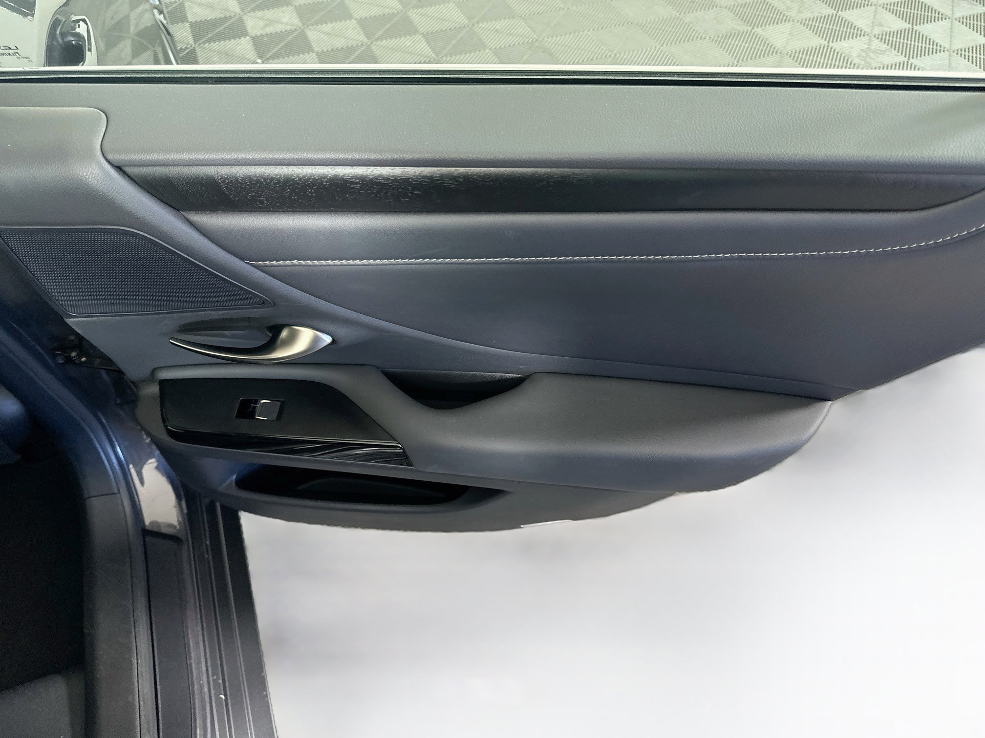 Used 2024 Lexus ES 300h w/ Premium Package FWD image 30