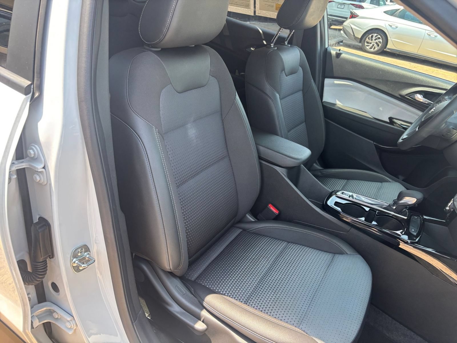 Used 2025 Chevrolet Trax LT FWD image 30