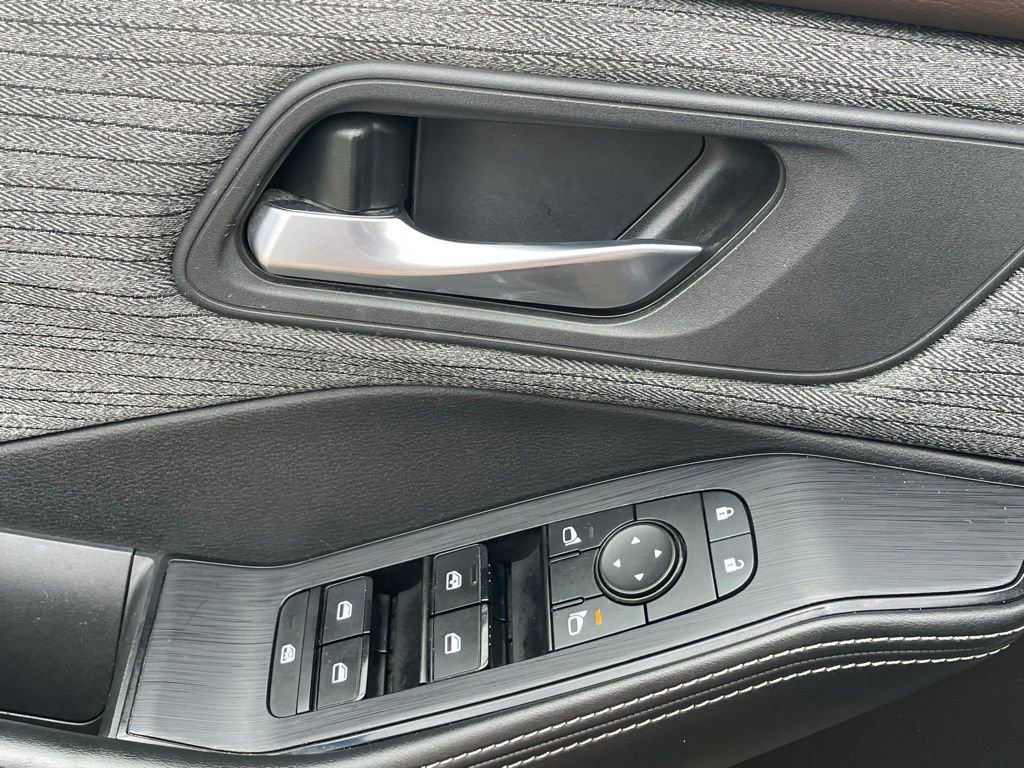 Used 2021 Nissan Rogue SV image 25