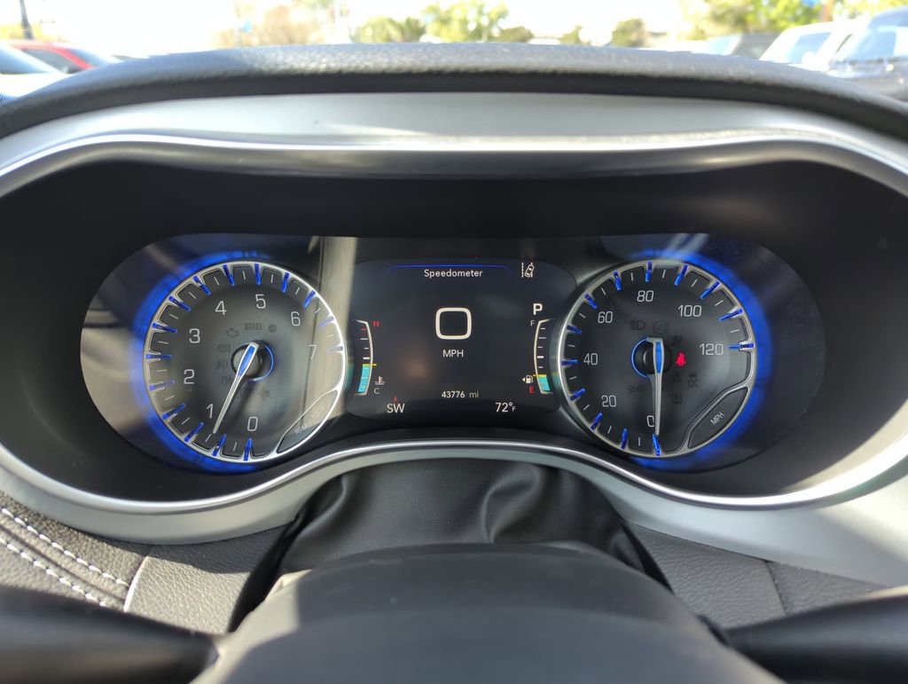 Used 2025 Chrysler Pacifica Limited image 39