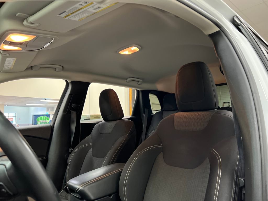 Used 2017 Jeep Cherokee Latitude w/ Safety/Convenience Group FWD image 22