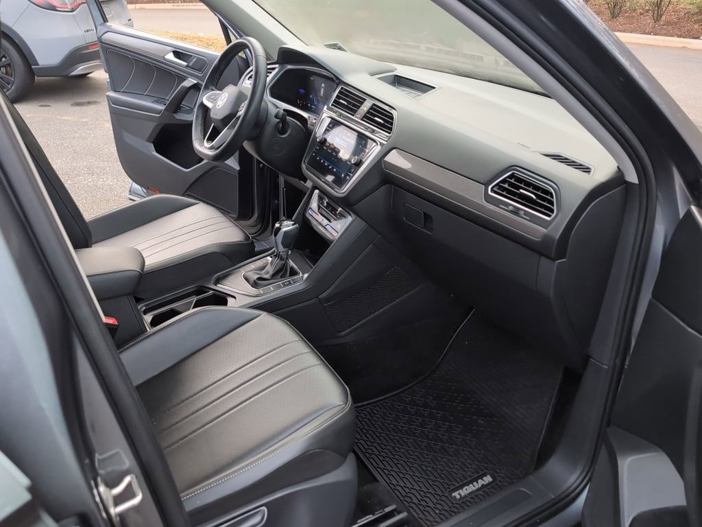 Used 2023 Volkswagen Tiguan SE w/ Panoramic Sunroof Package image 15