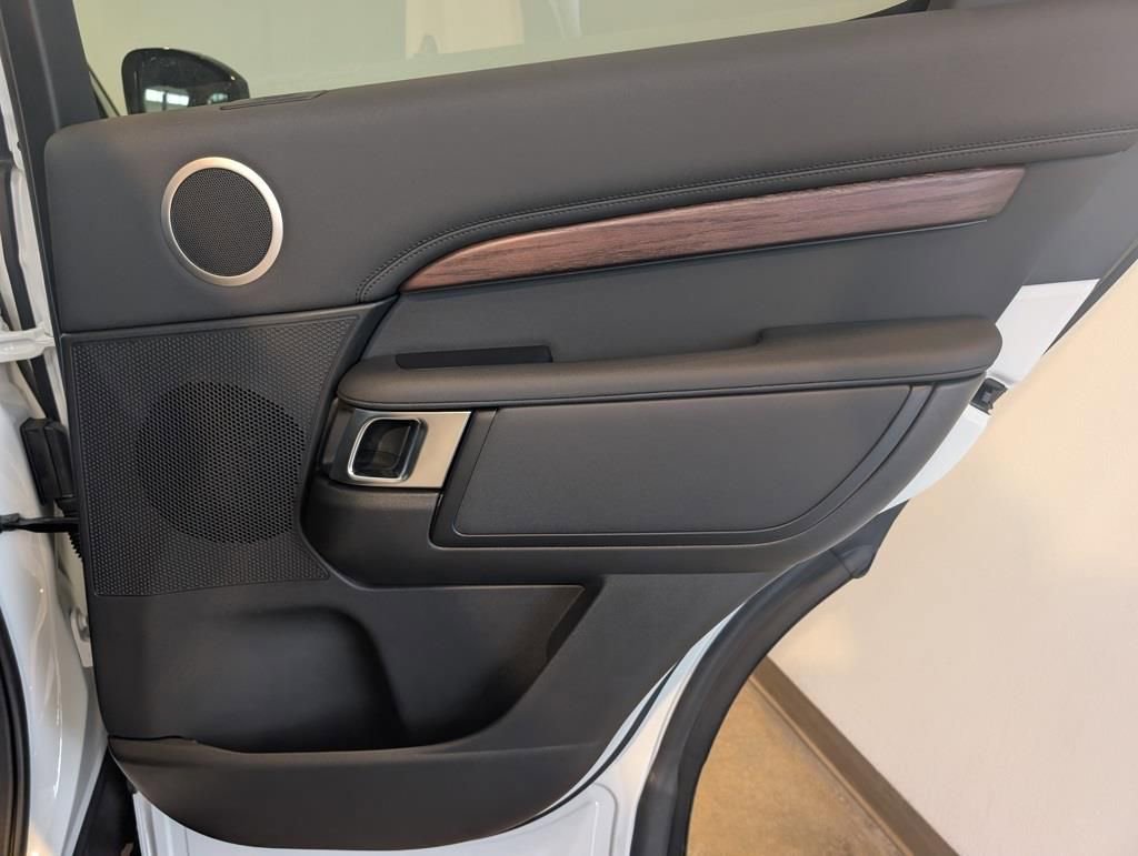 New 2026 Land Rover Discovery S image 27