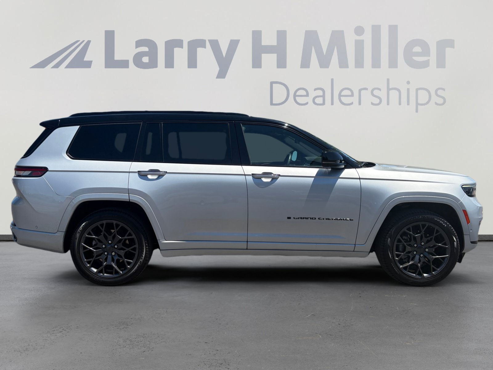 Used 2024 Jeep Grand Cherokee L Summit w/ Advanced Protech Group IV AWD/4WD image 6