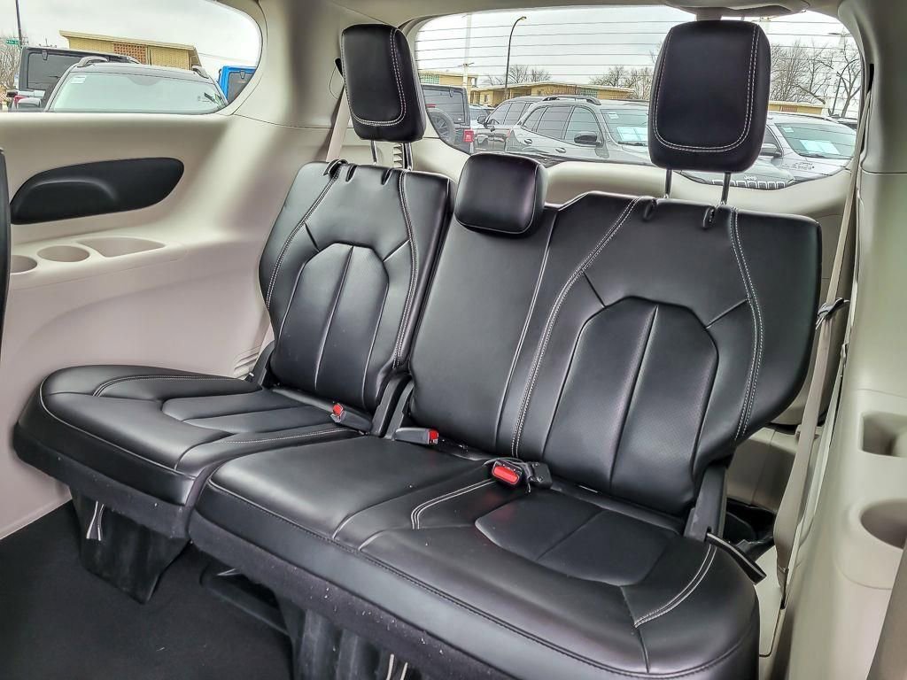 Used 2023 Chrysler Pacifica Touring-L image 10