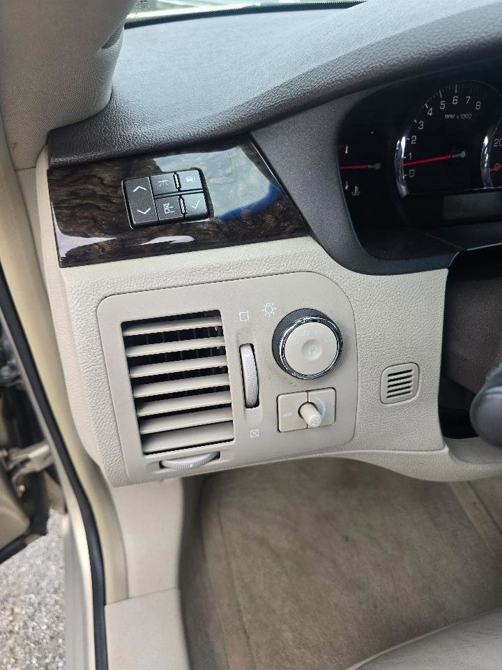 Used 2008 Cadillac DTS Luxury II w/ Trunk Convenience Package FWD image 18