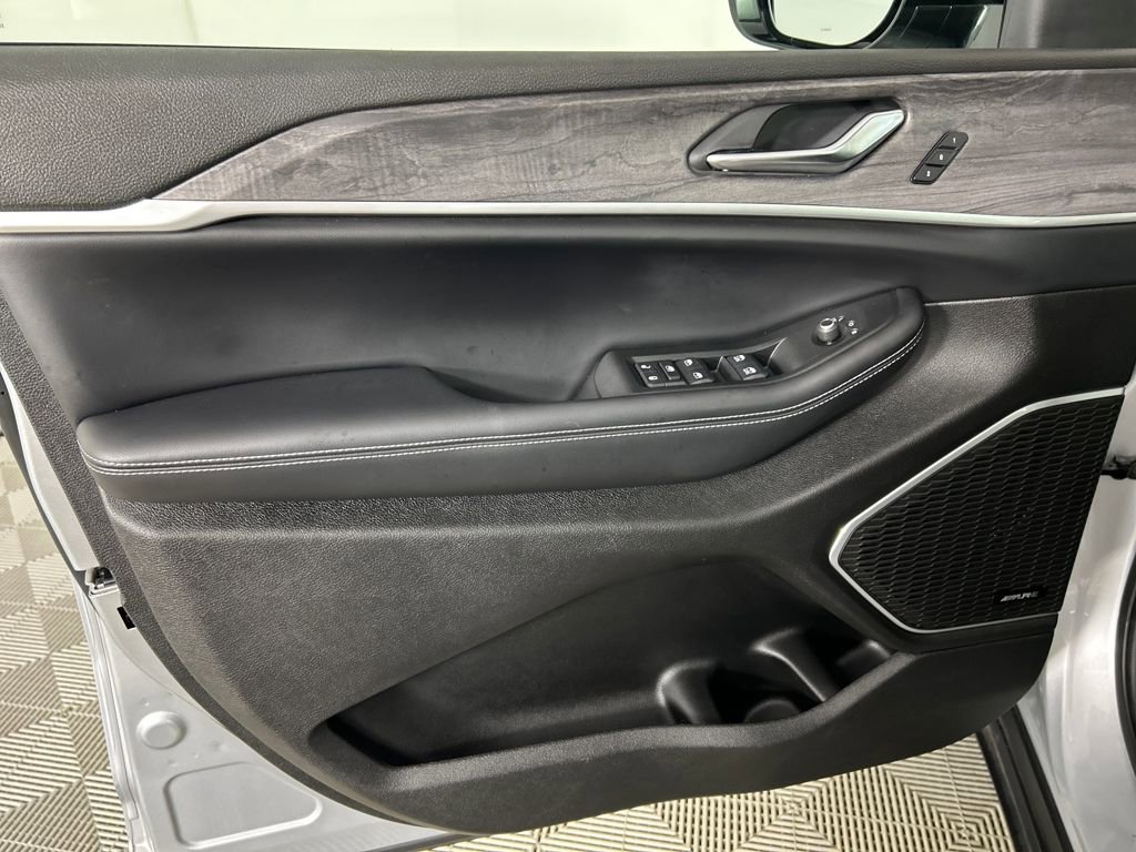 Used 2024 Jeep Grand Cherokee L Limited w/ Black Appearance Package image 11