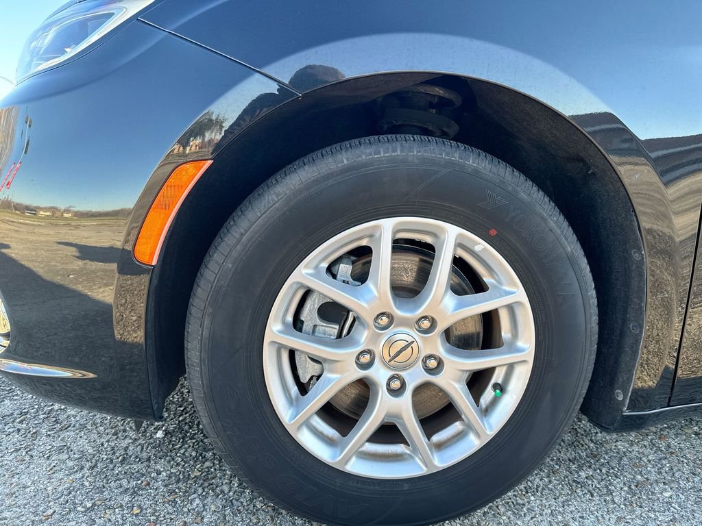 Used 2023 Chrysler Pacifica Touring-L image 12
