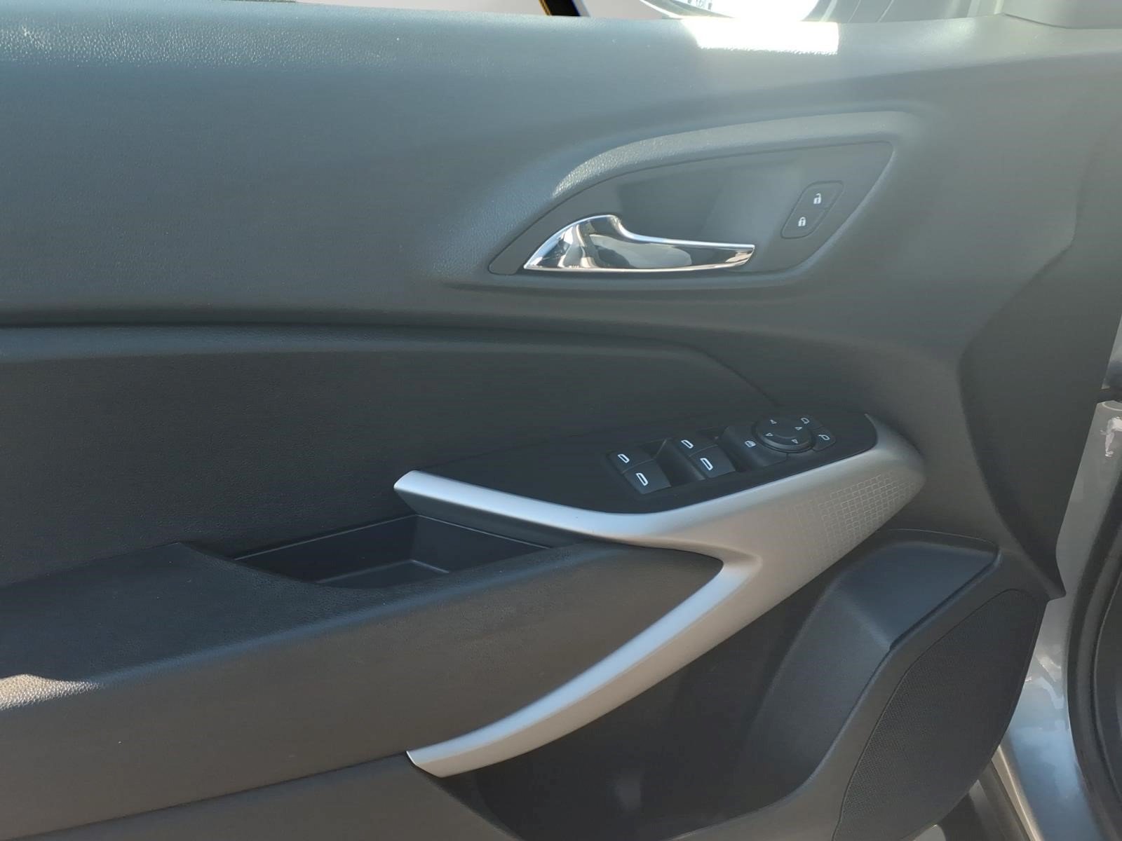 Used 2024 Chevrolet Trax LS w/ LS Convenience Package FWD image 9
