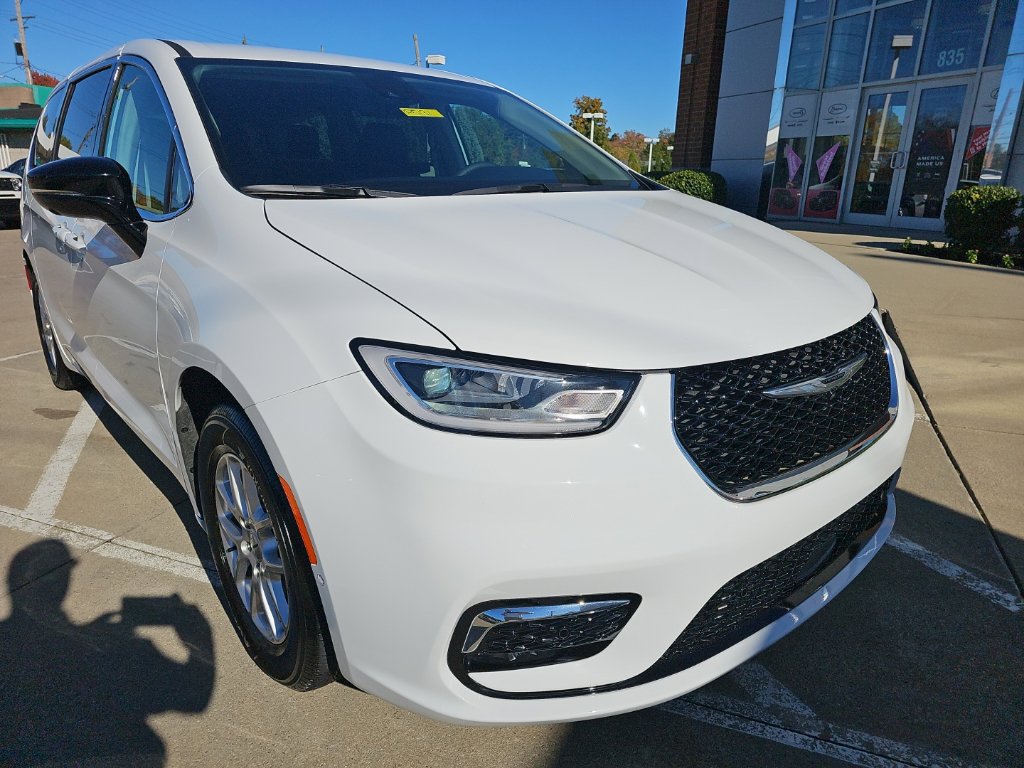 Certified 2024 Chrysler Pacifica Touring-L FWD image 3