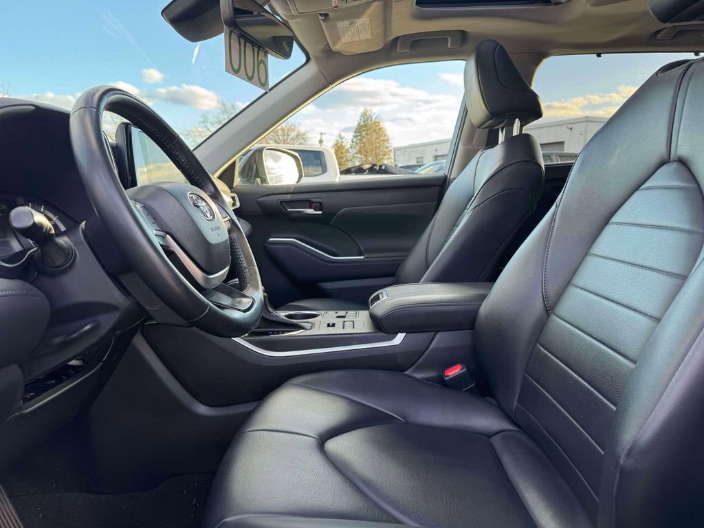 Used 2023 Toyota Highlander XLE image 13