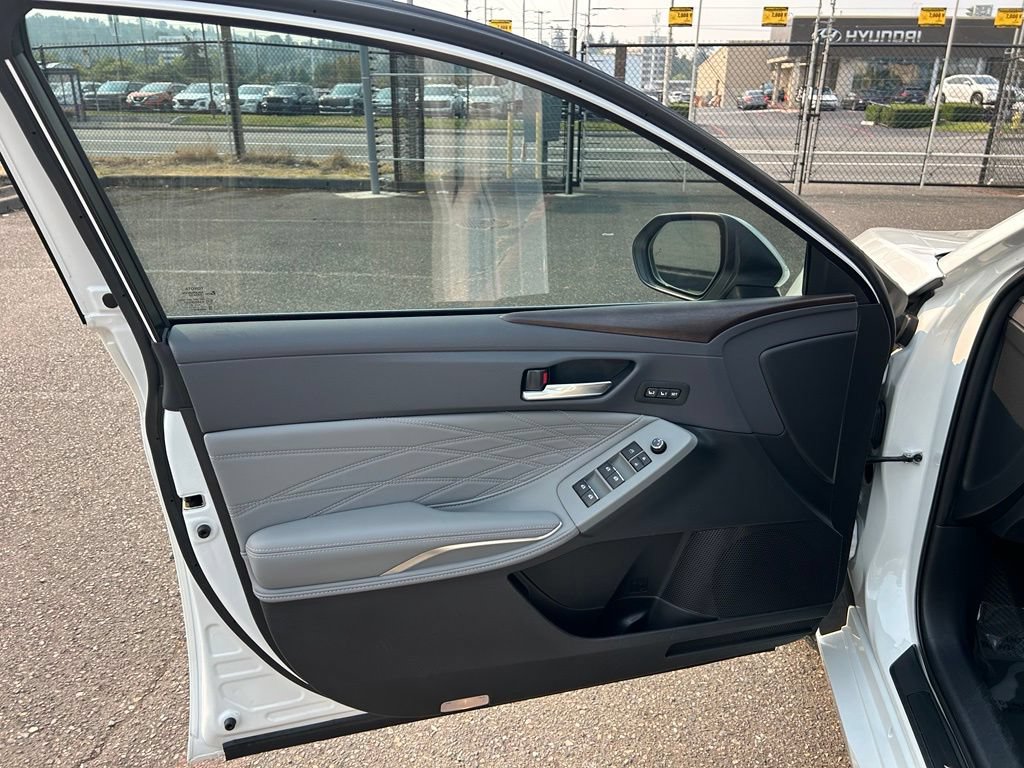 Certified 2021 Toyota Avalon Limited w/ Advanced Safety Package FWD image 9