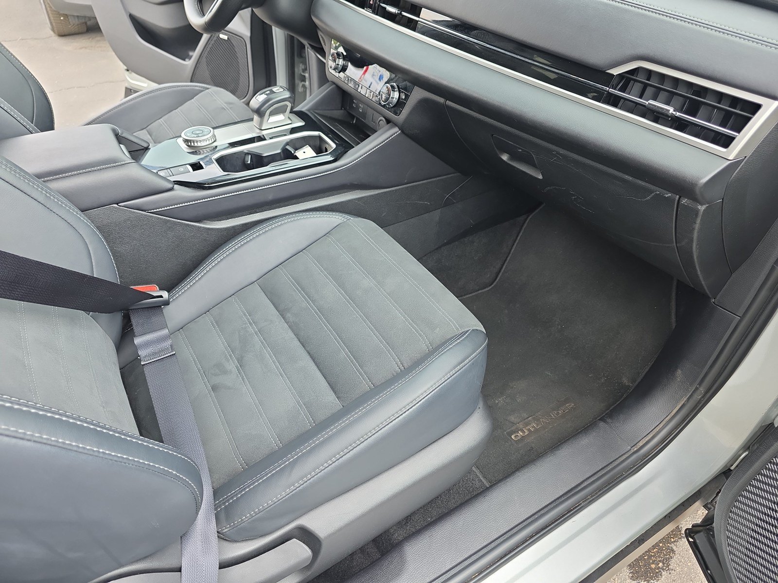 Used 2025 Mitsubishi Outlander SE AWD/4WD image 17