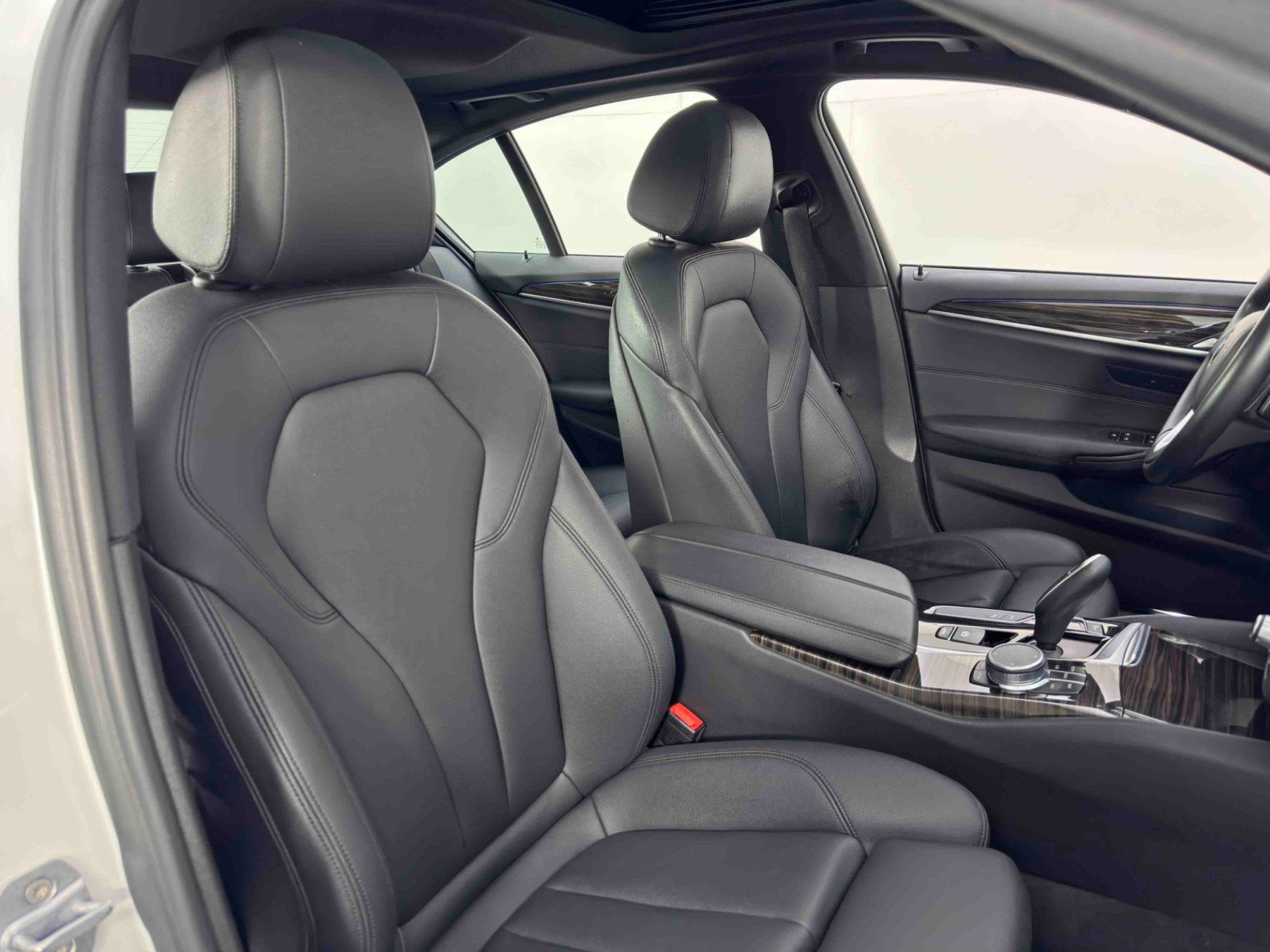 Used 2018 BMW 530e image 39