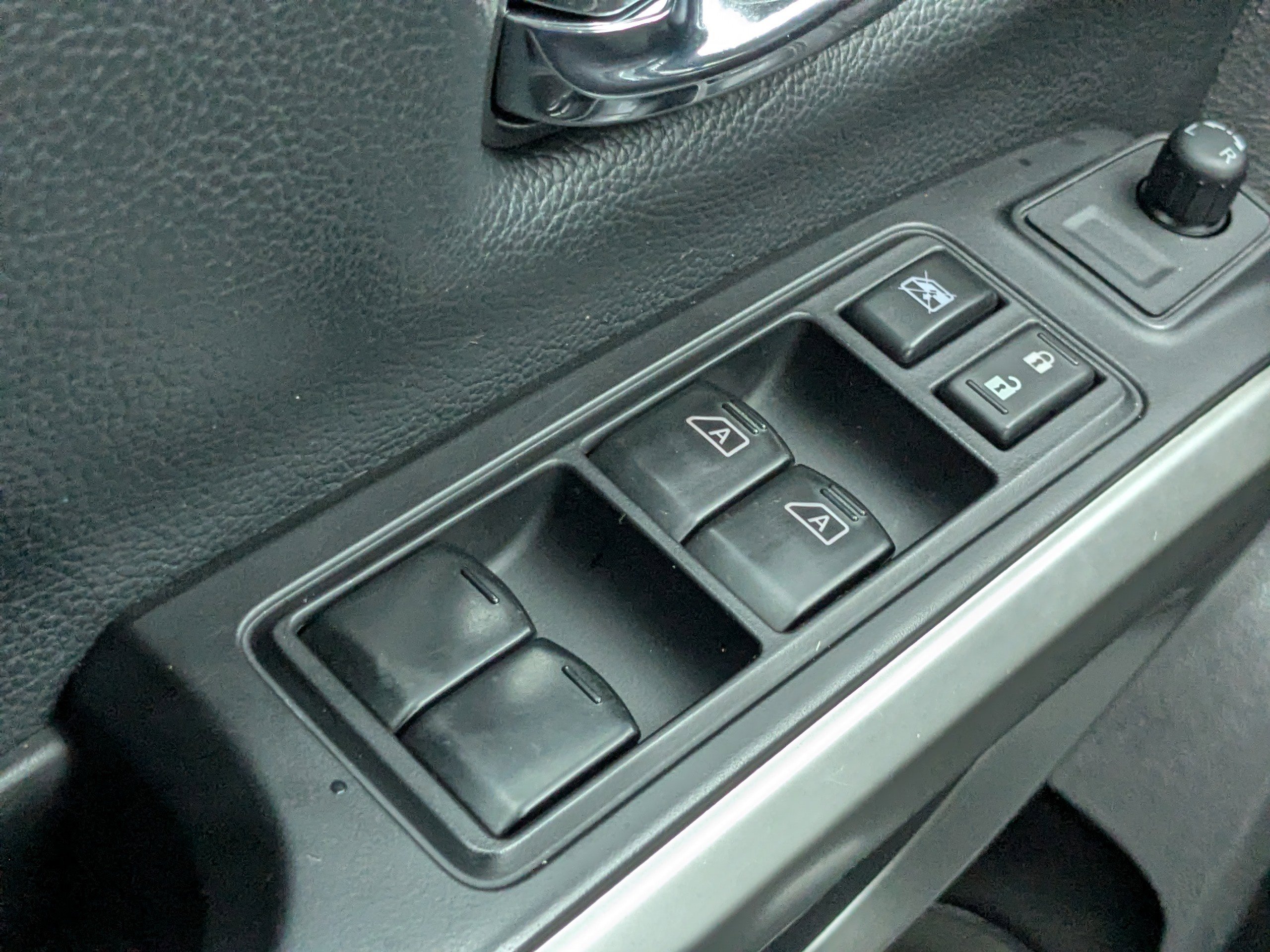 Used 2017 Nissan Titan SV RWD image 22