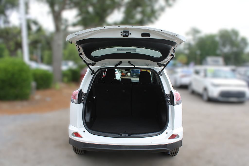 Used 2018 Toyota RAV4 LE FWD image 9