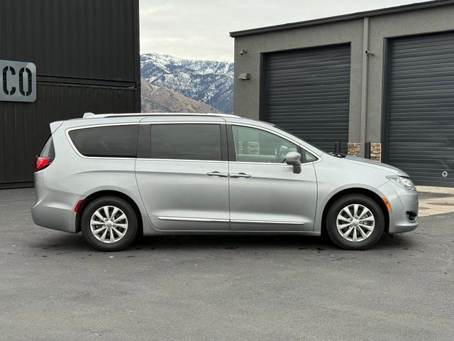 Used 2019 Chrysler Pacifica Touring-L image 3