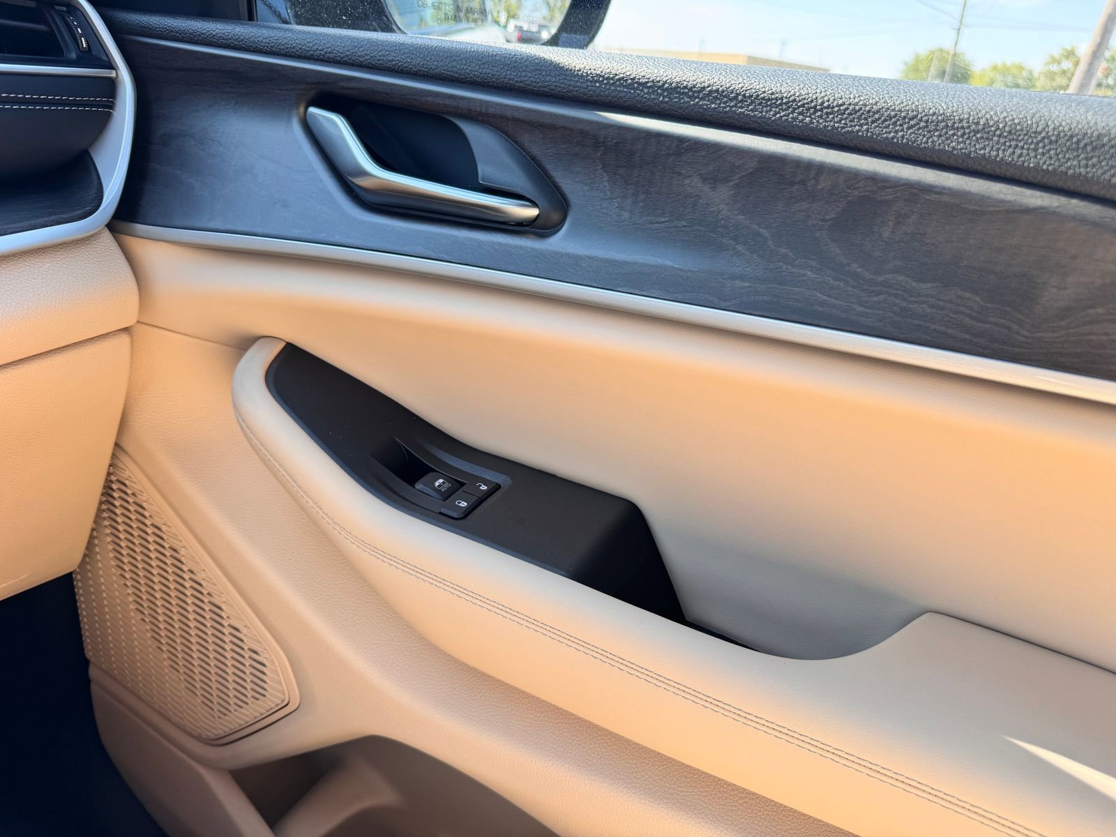 New 2025 Jeep Grand Cherokee Limited w/ Luxury Tech Group II image 22