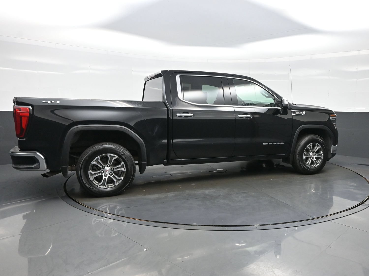 Used 2025 GMC Sierra 1500 SLT AWD/4WD image 6