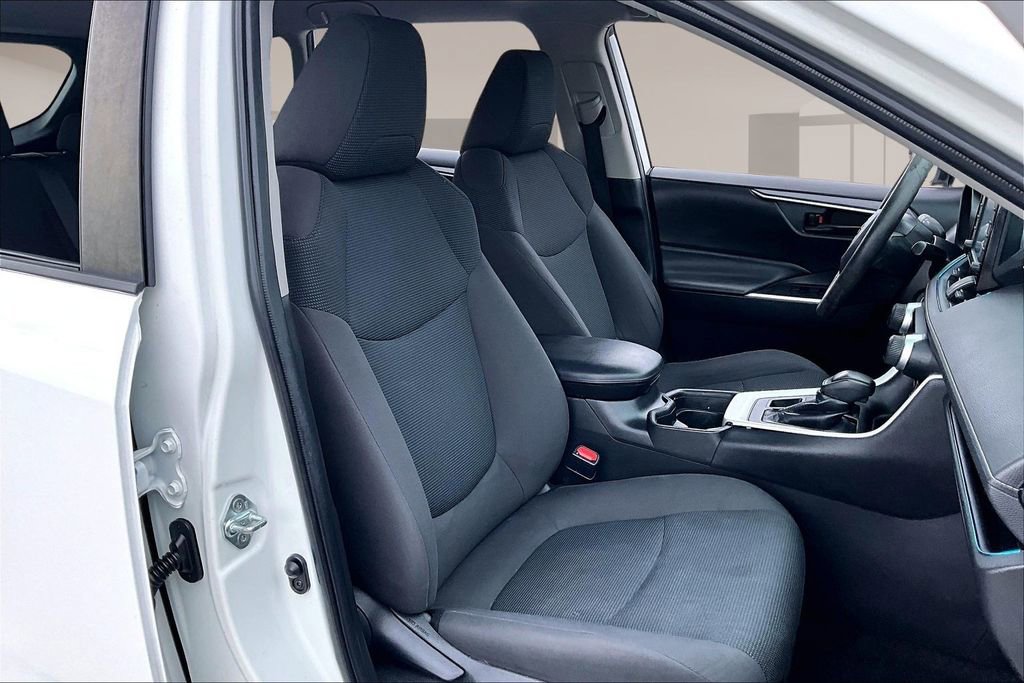 Used 2021 Toyota RAV4 LE image 7