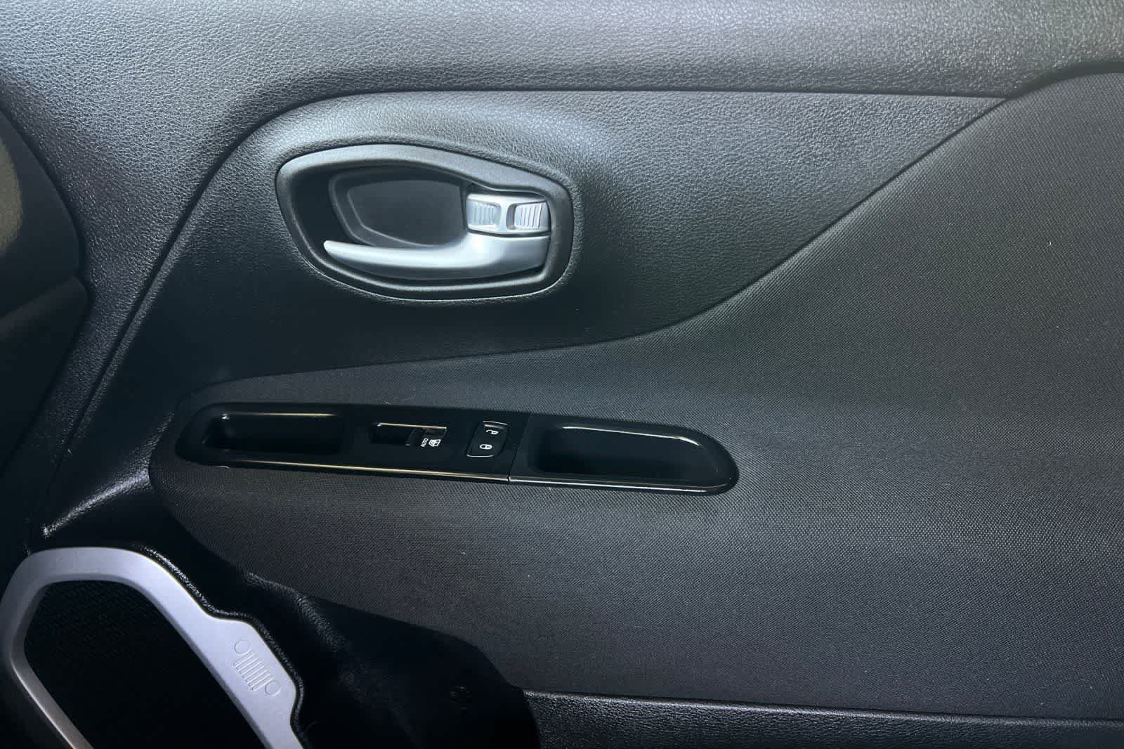 Used 2020 Jeep Renegade Latitude w/ UConnect 8.4 Nav Group AWD/4WD image 20