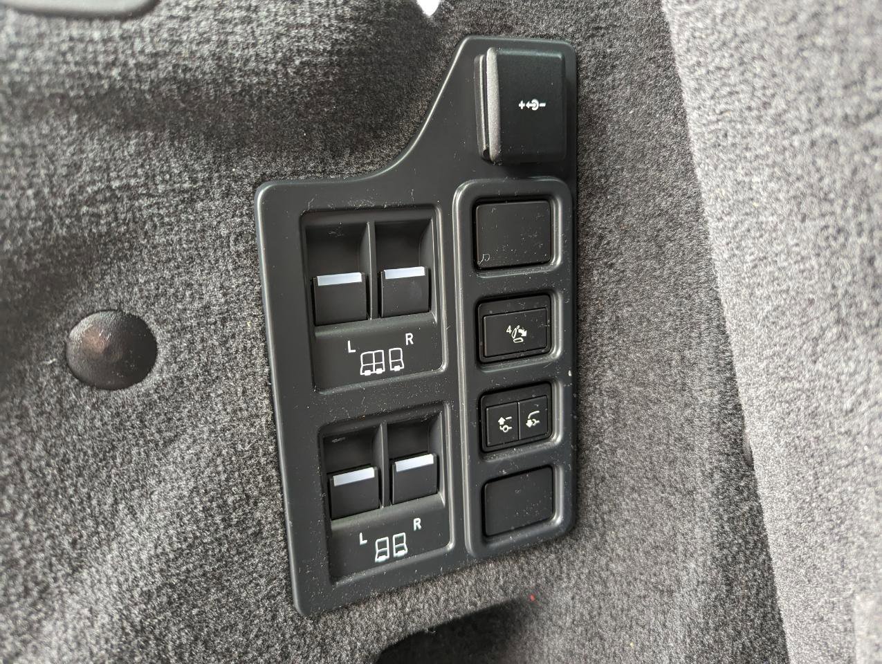 Used 2023 Land Rover Discovery S R-Dynamic image 43