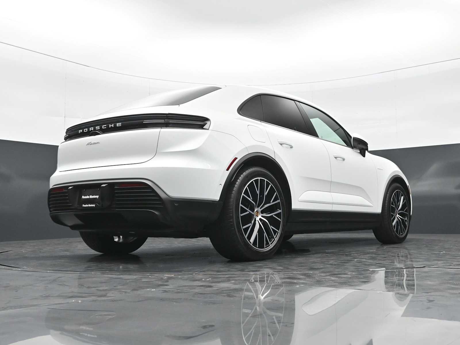 Certified 2025 Porsche Macan Electric RWD image 40