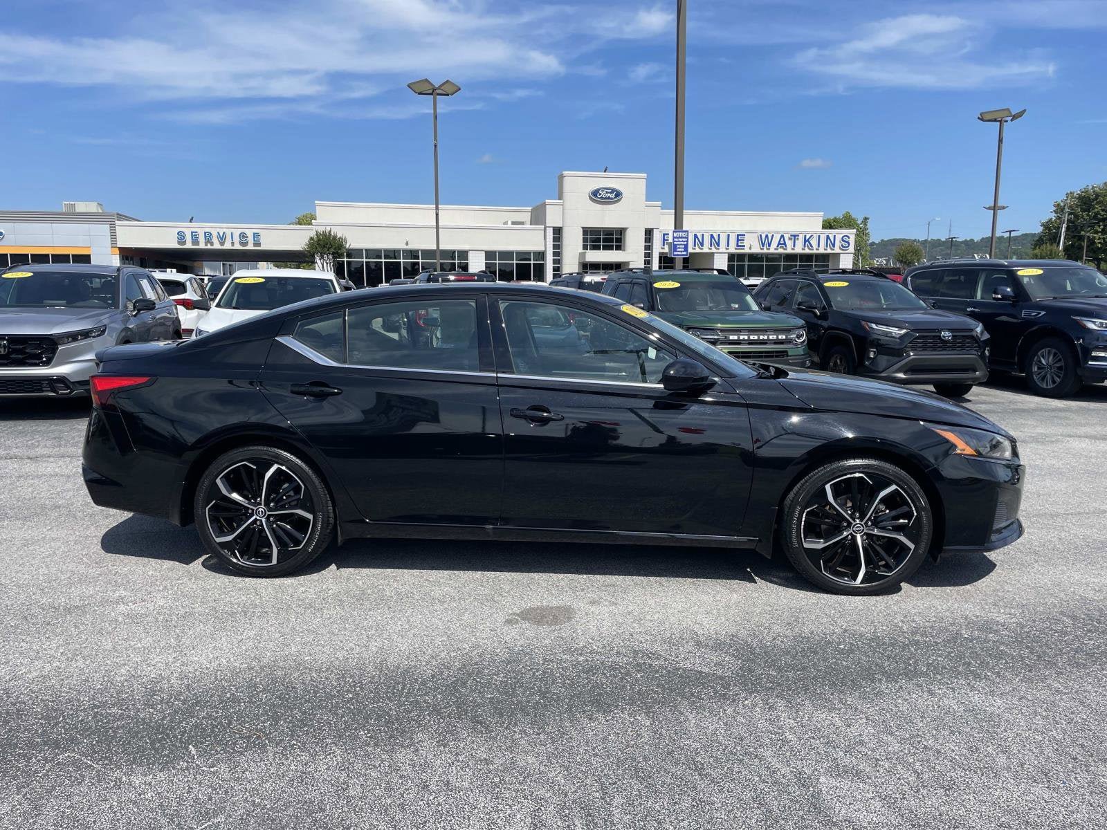 Used 2023 Nissan Altima 2.5 SR w/ SR Premium Package FWD image 2