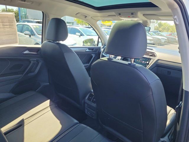 Used 2023 Volkswagen Tiguan SE w/ Panoramic Sunroof Package FWD image 10