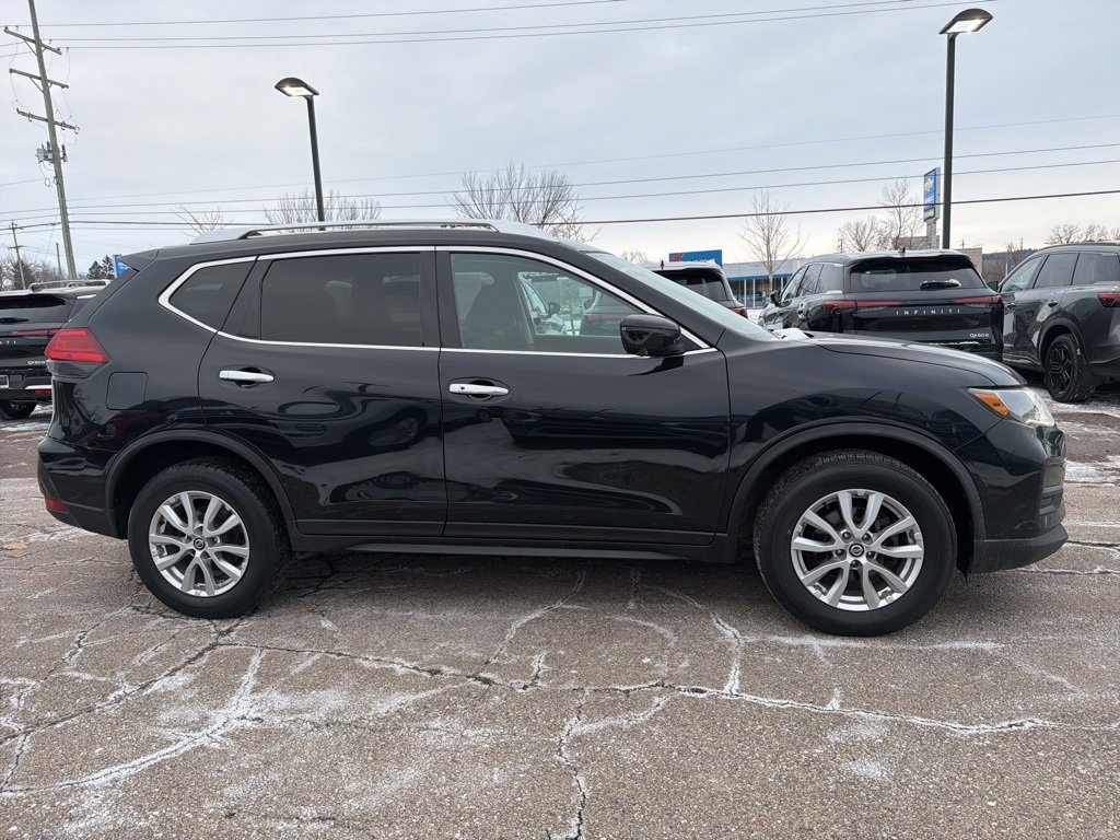 Used 2017 Nissan Rogue SV w/ SV Premium Package image 4