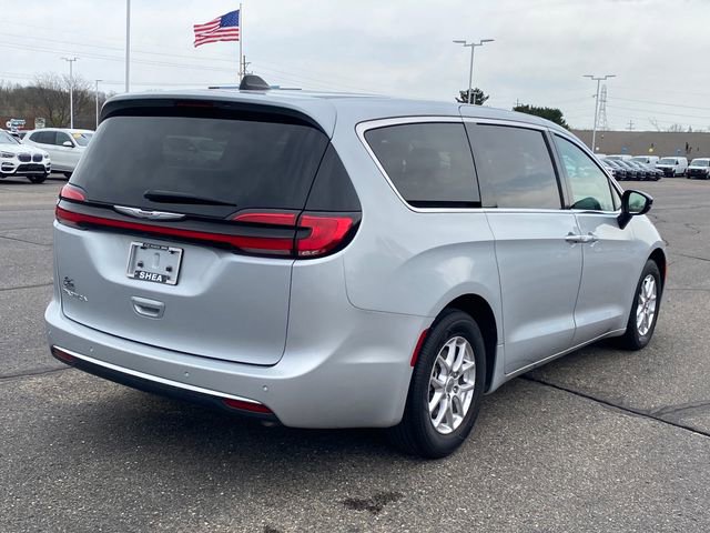 Used 2024 Chrysler Pacifica Touring-L FWD image 3