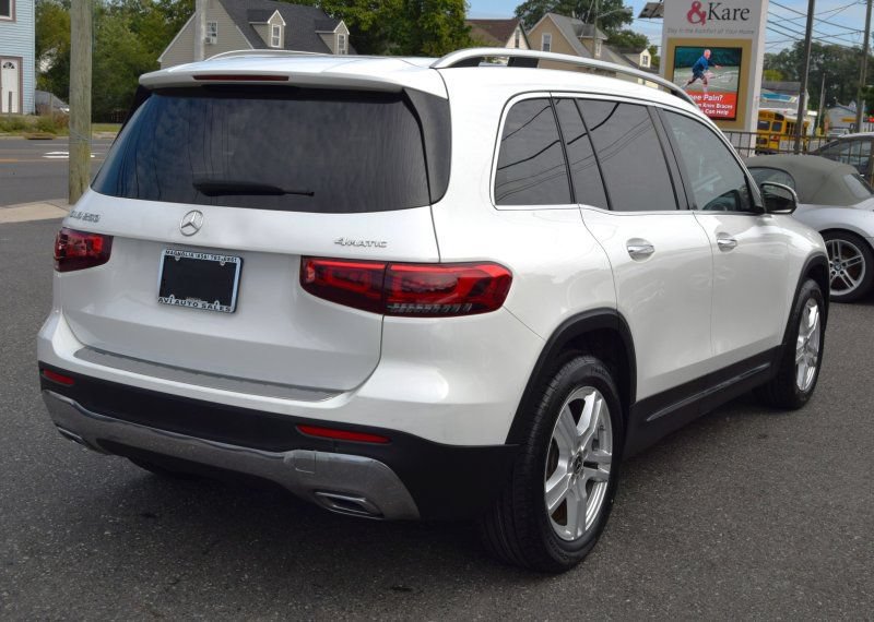 Used 2023 Mercedes-Benz GLB 250 4MATIC w/ Premium Package image 11