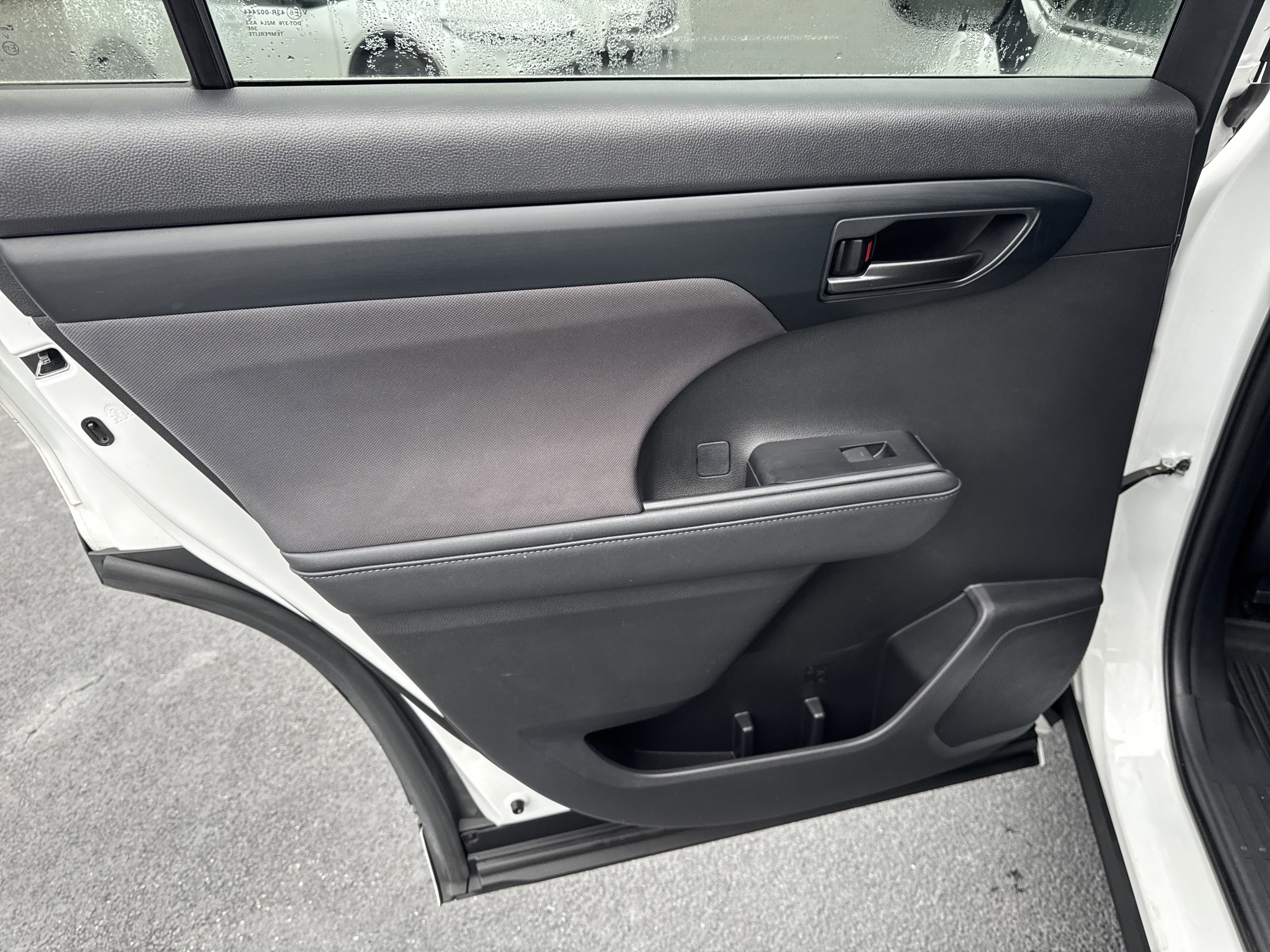 Used 2023 Toyota Highlander LE image 26