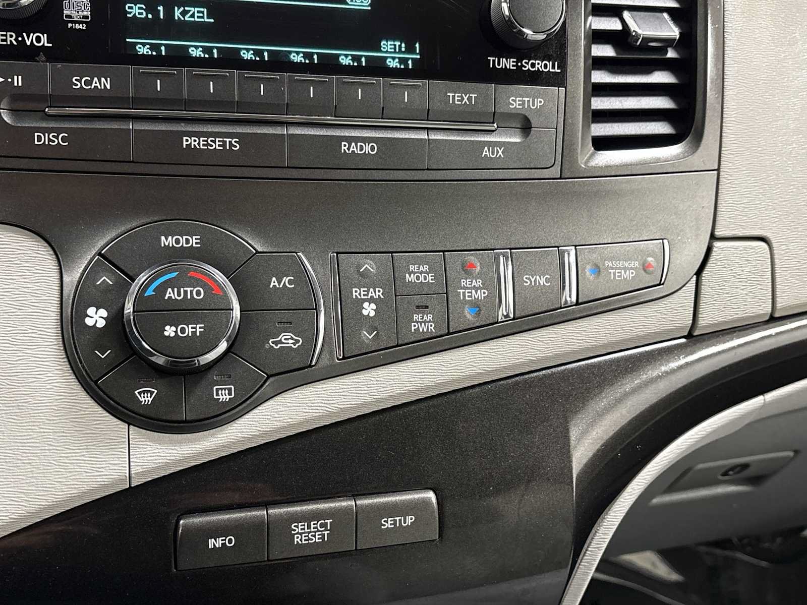 Used 2014 Toyota Sienna LE FWD image 20